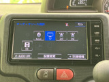 多彩なソースからお好みの音楽や映像を楽しめます。ラジオ、CD、USBなど、様々なメディアに対応し、ドライブをより豊かな時間に変えてくれます。