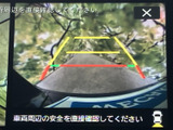 後退時には映像をモニターに表示。安全確認をサポートし、スムーズなバックを可能にします。運転支援機能も搭載し、安心感も高まります。