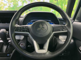 握り心地の良いステアリングで、スムーズな運転操作をサポート。操作系の配置も工夫されており、直感的に操作できます。長距離運転でも疲れにくい設計です。