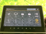 多彩なオーディオソースに対応し、お好みの音楽を楽しめます。ラジオ、CD、USBなど、様々なメディアから音楽を選択可能です。高音質なサウンドで、ドライブを盛り上げます。