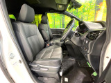 運転席まわりには十分なスペースがあり、大柄な方でもゆったり運転していただける環境です。