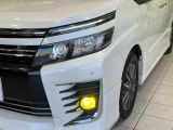 【LEDヘッドライト】悪天候や夜間走行時も良好な視界を確保し安心して運転できる高輝度LEDヘッドライトを装備!点灯速度が早く、消費電力も抑えられています。