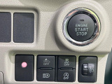 【スマートアシスト】走行中に前方の車両等を認識し、衝突しそうな時は警報とブレーキで衝突回避と被害軽減をアシスト。より安全にドライブをお楽しみいただけます。