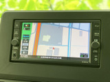 鮮明な地図表示で、スムーズなナビゲーションを実現。現在地情報や周辺施設の情報も確認でき、安全運転をサポートしてくれる頼もしい機能です。