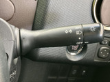 視認性の高いウインカーレバーを装備。安全な車線変更や右左折をサポートし、周囲の車への注意喚起にも役立ちます。