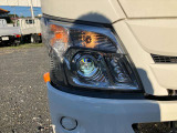 夜間も明るい視界を約束するLEDヘッドライト!