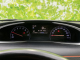 必要な情報をひと目で確認できる、視認性の高いメーターデザイン。ドライバーの運転をサポートし、安全な走行を促します。