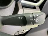 スムーズな操作感で、安全な車線変更をサポートします。視認性の高いデザインで、夜間走行時でも安心して使用できます。操作に迷うことなく、スムーズな走行を。
