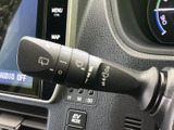 雨天時や視界が悪い状況で、安全運転をサポート。レバー操作で簡単にワイパーをコントロールできます。