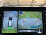 駐車時や後退時に安全をサポートし、視界の死角を軽減します。クリアな映像で、安心して運転操作を行えます。
