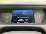 直感的に理解できる表示で、車の状態を把握できます。速度、燃料残量、走行距離など、必要な情報を一目で確認できます。