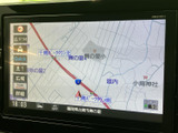 鮮明な地図表示で、安全なドライブをサポート。周辺の施設情報も確認でき、お出かけの計画も立てやすくなっています。ルート検索もスムーズです。