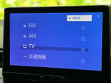 多彩な情報表示で、目的地までのナビやエンターテイメントコンテンツを楽しめます。ラジオ、AM、TVなど、多彩な情報にアクセス可能です。
