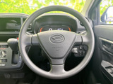 運転操作に集中できる、シンプルで使いやすいデザイン。グリップ部分は手に馴染みやすく、長距離ドライブでも疲れにくい工夫が施されています。視認性の高いスイッチ類も配備。