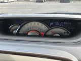 視認性の高いメーターデザインで、車の状態をひと目で確認可能。スピードや燃料残量など、必要な情報をスムーズに把握できます。