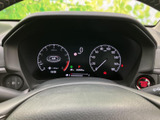 直感的に理解できる表示で、車の状況を把握できます。シンプルで洗練されたデザインも魅力です。