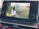 停車時にTV視聴が可能。移動時間の待ち時間や休憩時に、お子様と一緒に番組を楽しめます。エンターテイメント機能を活用して、快適なひとときを過ごしましょう。