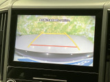 後退時には、周囲の状況を把握しやすくする映像が表示されます。安全確認をサポートし、安心して運転できます。駐車や狭い場所での取り回しも、よりスムーズに行えます。