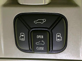 【パワーバックドア】スマートキーや運転席のボタンを押すだけでリアゲートが自動で開閉します!荷物を持っている時や、高い位置にあるバックドアを閉める際に便利な機能です♪