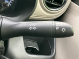 雨天時や視界不良時の運転をサポートするワイパー操作レバー。様々な雨量に対応した調整機能で、クリアな視界を確保し、安全な運転を後押しします。