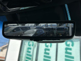【デジタルルームミラー】車両後方カメラの映像をルームミラーに映すことが出来ます。 そのため、後席に人や荷物があって後方が見えづらい場合でもしっかり視界を確保することが出来ます。
