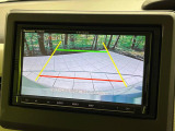 【バックカメラ】駐車時に後方がリアルタイム映像で確認できます。大型商業施設や立体駐車場での駐車時や、夜間のバック時に大活躍!運転スキルに関わらず、今や必須となった装備のひとつです!