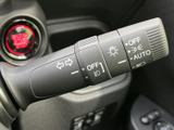 操作しやすいレバーで、安全な車線変更をサポート。視認性の高い表示で、周囲の安全を確認しながら運転できます。
