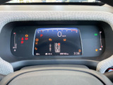 視認性の高いメーターは、運転に必要な情報をひと目で確認できます。シンプルで洗練されたデザインが、ドライバーの集中力を高めます。