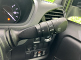 操作しやすいレバー形状で、安全な車内での運転をサポートします。視認性の高いデザインで、夜間走行時でも安心です。