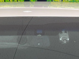 【プリクラッシュセーフティ】前方の車両等を検知し、衝突しそうな時は警報で注意を促し、ブレーキを踏む力をサポート。ブレーキを踏めなかった場合は衝突被害軽減ブレーキが作動、衝突回避をサポートします。