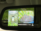 バックカメラ映像をクリアに表示し、安全確認をサポート。後退時の視界を広げ、駐車を容易にします。車両周辺の状況を把握しやすくなっています。