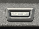●電動リアゲート:ワンタッチでリアゲートの開閉ができ、荷物などで両手が塞がっている状態でも簡単に開閉ができる便利機能です。