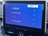 スマートフォン連携機能で、カーナビや音楽アプリを大画面で操作可能です。Bluetooth接続も可能で、ハンズフリーでの通話も安心です。