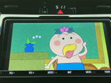 停車中にテレビや動画を楽しむことができ、待ち時間も快適に過ごせます。後部座席の乗員にも喜ばれる機能です。