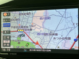 鮮明な地図表示で、スムーズなナビゲーションをサポート。最新の交通情報も確認でき、安全運転を後押しします。