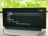 お好みの音楽をクリアなサウンドで楽しめます。多様な接続端子を備え、スマートフォンやUSBメモリからの再生も可能です。ドライブのお供に最適です。