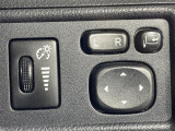 【電動格納ミラー】運転席のスイッチで、ドアミラーの開閉や角度の調整ができます。