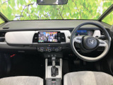 シンプルで使いやすい内装空間。視認性の高い操作系で、運転中の操作もスムーズに行えます。快適なドライブをサポート。