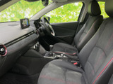 運転席周りの広々とした空間が、運転操作を快適にします。視界も良好で、安全運転をサポートします。