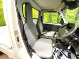 運転席まわりには十分なスペースがあり、大柄な方でもゆったり運転していただける環境です。
