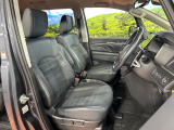 運転席まわりには十分なスペースがあり、大柄な方でもゆったり運転していただける環境です。
