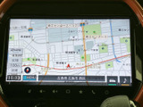 詳細な地図情報が表示され、スムーズなナビゲーションをサポート。安全運転を心強い味方としてサポートしてくれる機能です。