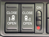 【両側パワースライドドア】スマートキーや運転席のスイッチで後席両側スライドドアの開閉が可能♪電動だから力を入れてドアを開ける必要が無く、小さなお子様でも簡単に開け閉めでき快適です♪