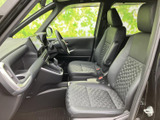 視界が広く、運転しやすい設計です。収納スペースも充実しており、小物を整理して快適なドライブを楽しめます。
