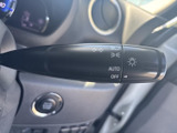 直感的な操作で、安全な車線変更をサポートします。視認性の高いインジケーターで、周囲への注意喚起も可能です。