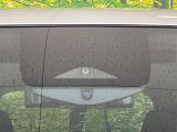 【エマージェンシーブレーキ】走行中に前方の車両等を認識し、衝突しそうな時は警報とブレーキで衝突回避と被害軽減をアシスト。より安全にドライブをお楽しみいただけます。