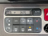 【オートエアコン】一度お好みの温度に設定すれば、車内の温度を検知し風量や温度を自動で調整。暑い&hellip;寒い&hellip;と何度もスイッチ操作をする必要はありません。快適な車内空間には必須の機能ですね♪