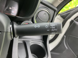 スムーズな操作感を実現したウインカーレバー。視認性の高い表示で、安全な運転をサポートします。日常の運転を快適にする、使いやすさを追求したデザインです。