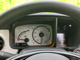 シンプルで視認性の高いメーターデザインが、ドライバーの運転をサポート。必要な情報をひと目で確認でき、安心感のあるドライビングを演出します。
