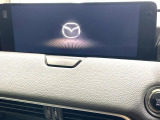 【12.3インチマツダコネクト】車内の雰囲気にマッチした一体型タイプのディスプレイ。各種車輌設定やBluetooth再生等、様々な機能が楽しめます。専用SDカードのご購入で、ナビ機能も使用出来ます。